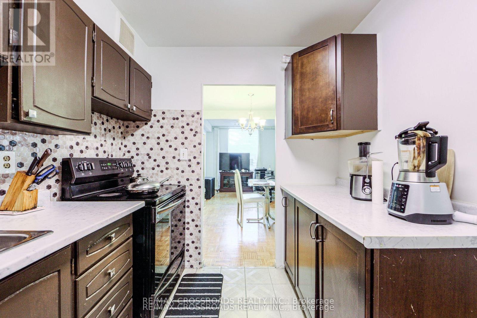 205 - 5 Shady Golfway Property Photo 11