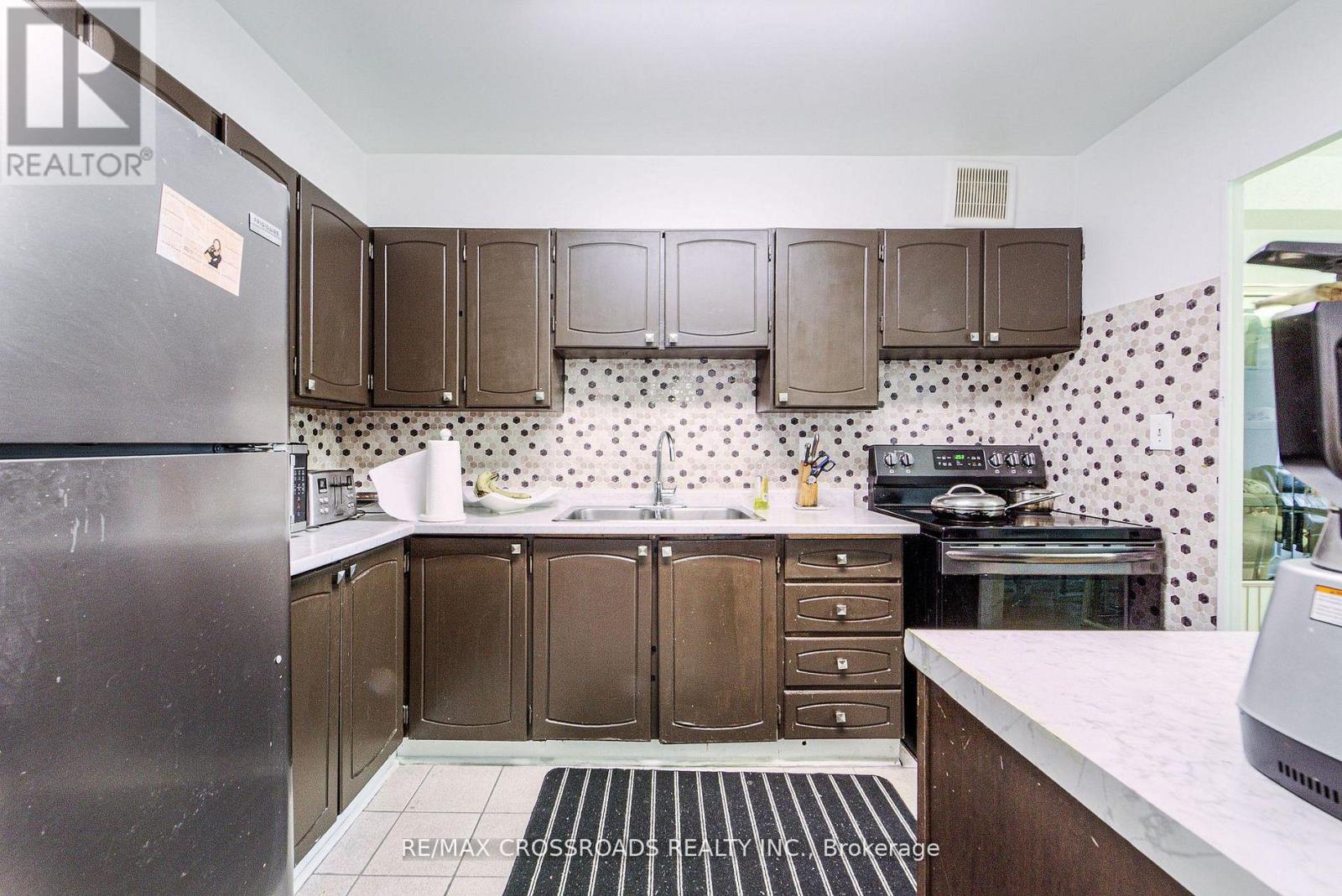 205 - 5 Shady Golfway Property Photo 12