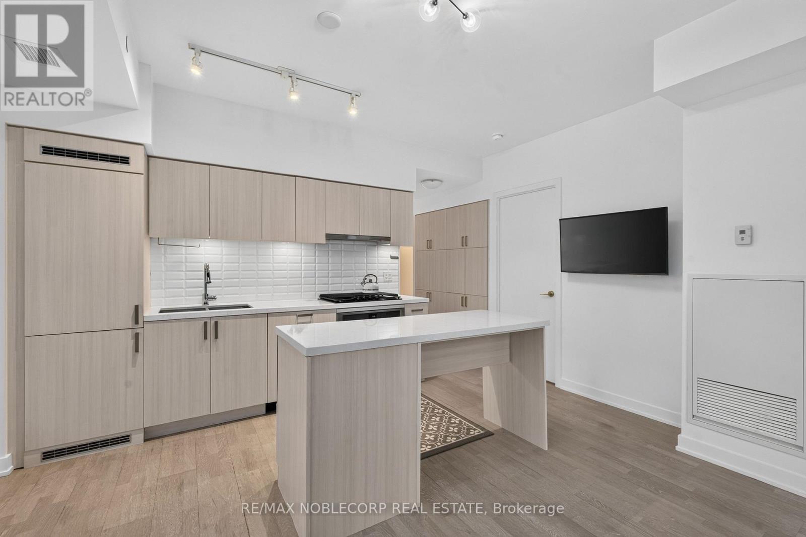 1911 - 501 St Clair Avenue W Property Photo 8