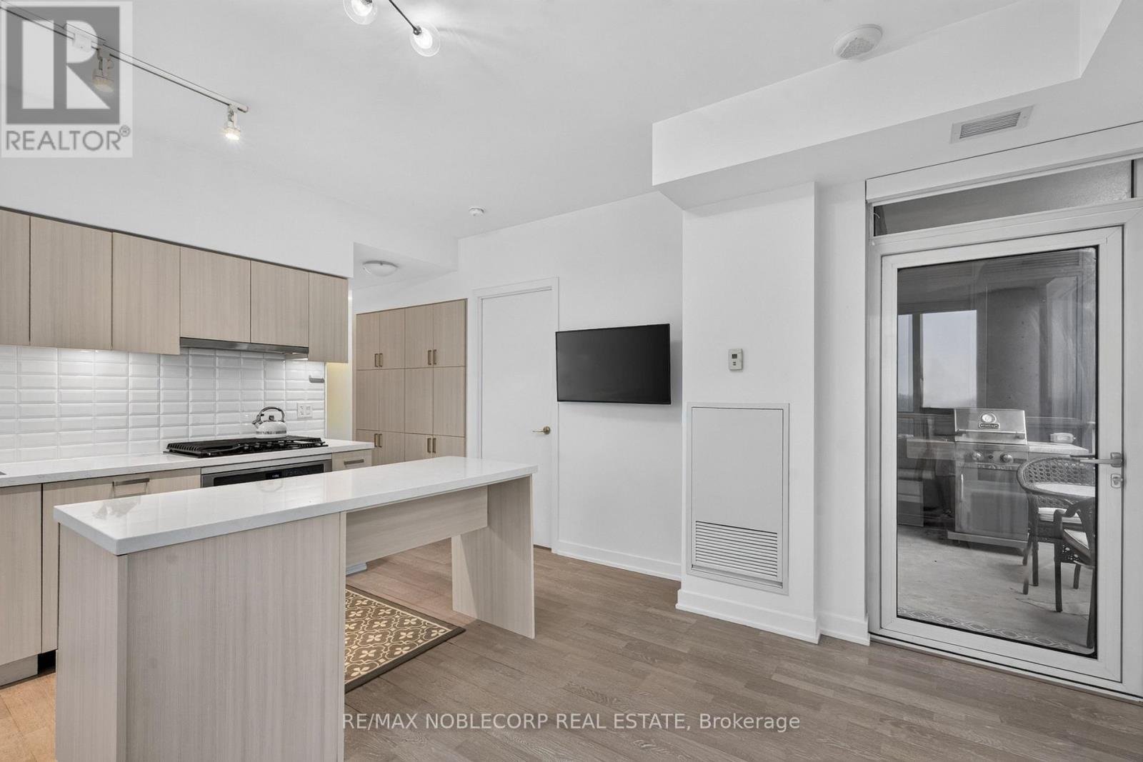 1911 - 501 St Clair Avenue W Property Photo 10