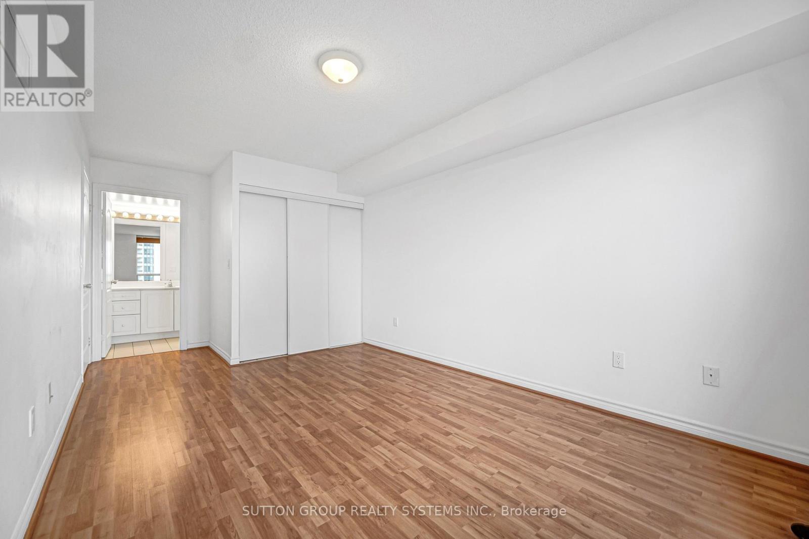 2007 - 18 Sommerset Way Property Photo 16