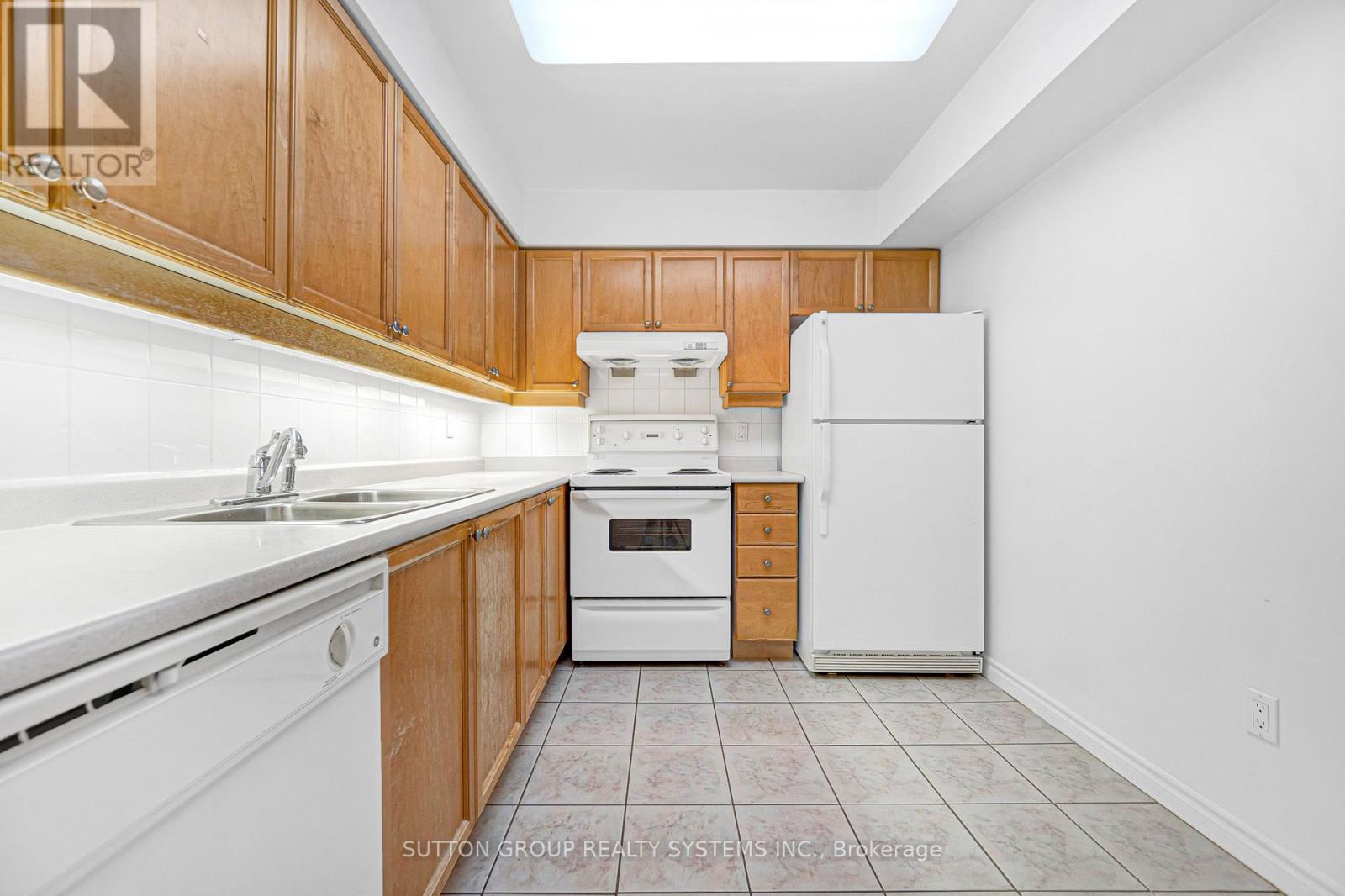 2007 - 18 Sommerset Way Property Photo 23