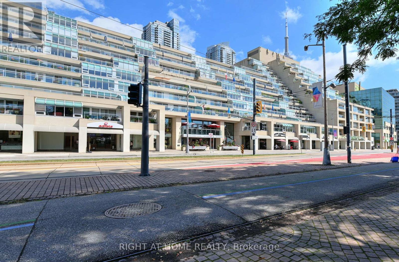 202E - 460 QUEENS QUAY W