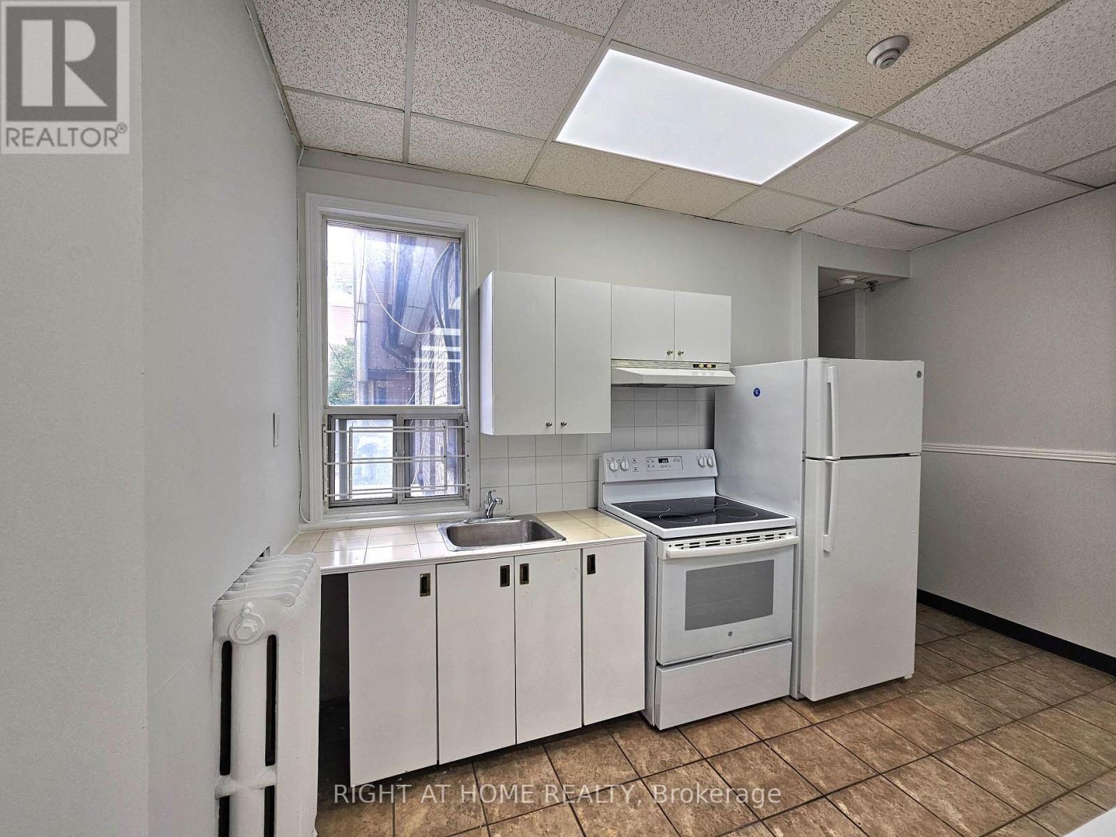 2 - 516 Yonge Street Property Photo 2
