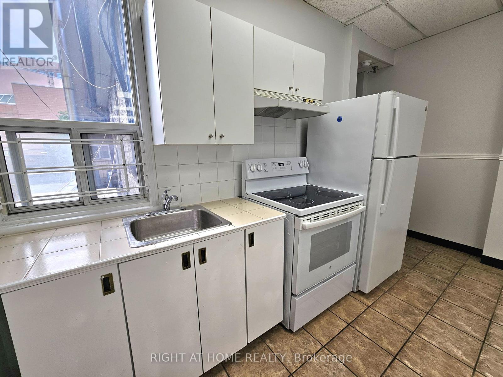 2 - 516 Yonge Street Property Photo 3