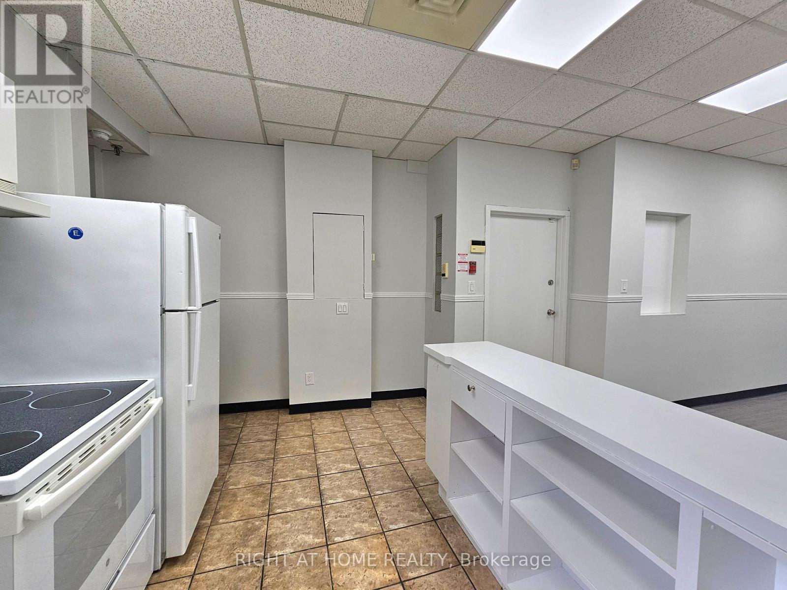 2 - 516 Yonge Street Property Photo 8
