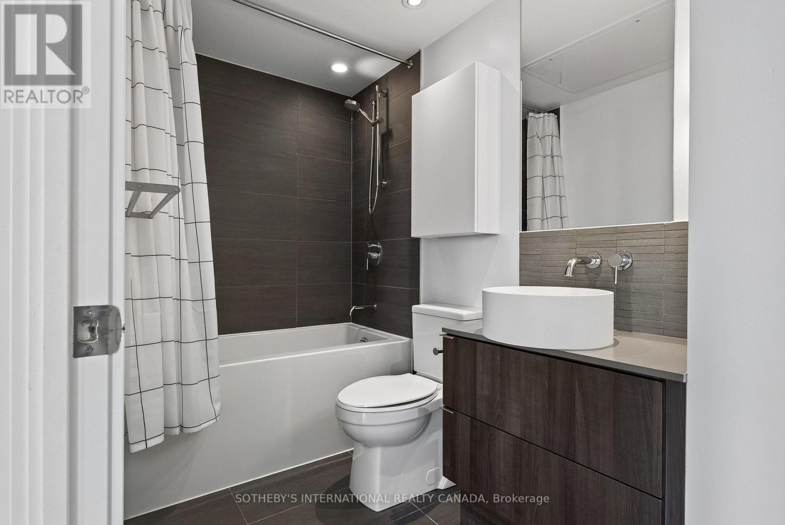 3001 - 161 Roehampton Avenue Property Photo 6