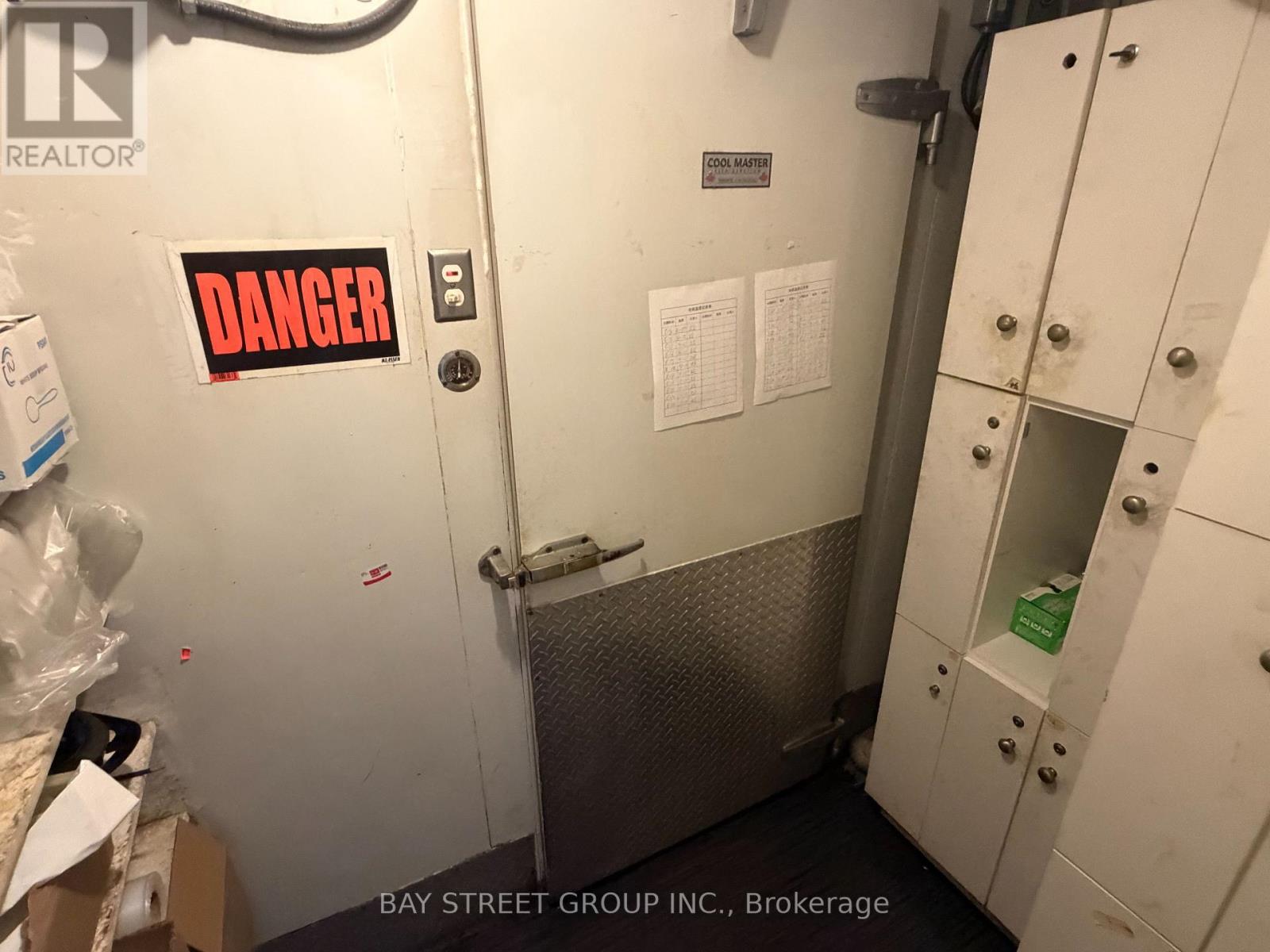 185 Dundas Street W Property Photo 6