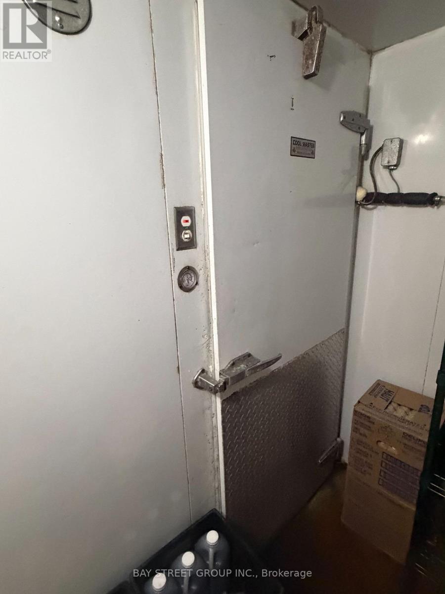 185 Dundas Street W Property Photo 7