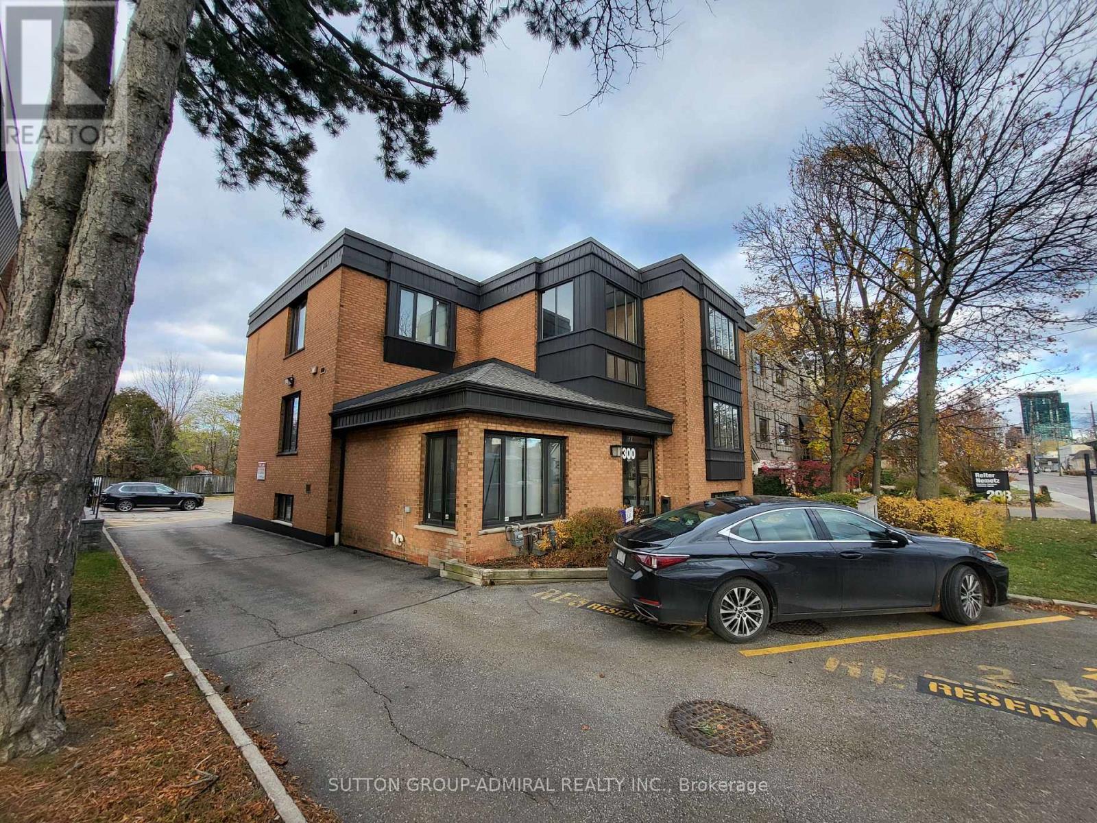 101 - 300 SHEPPARD AVENUE W