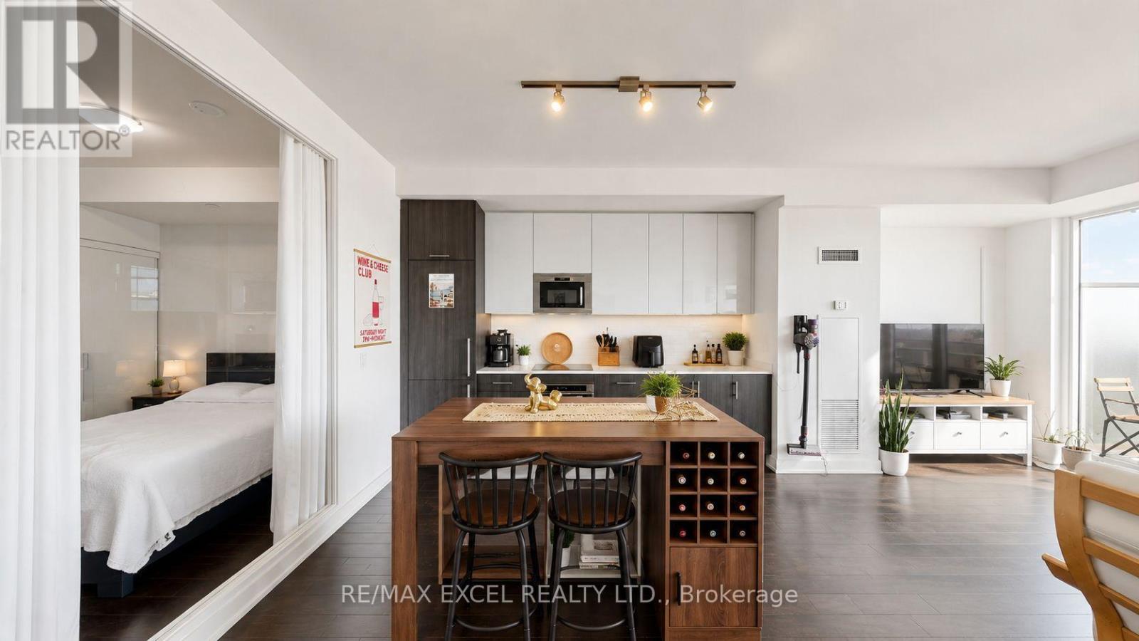 1010 - 330 RICHMOND STREET W Property Photo 1