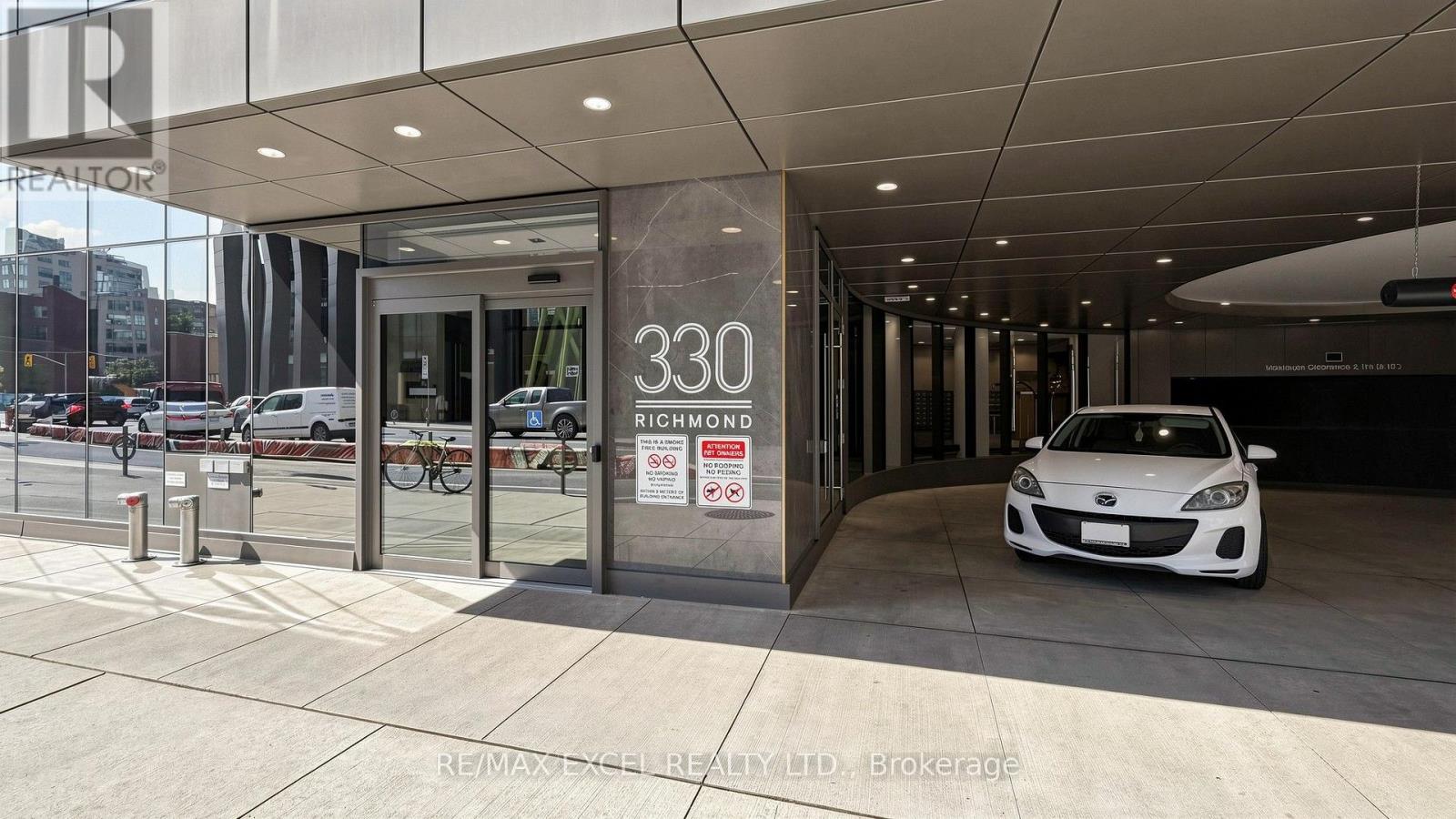 1010 - 330 Richmond Street W Property Photo 2