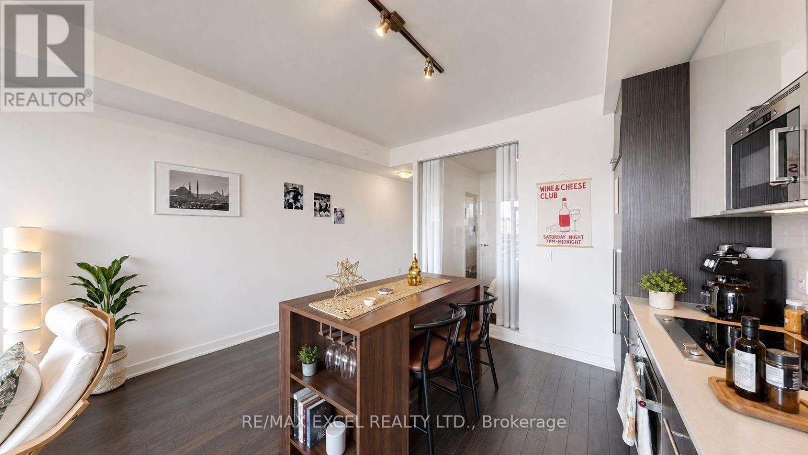 1010 - 330 Richmond Street W Property Photo 3