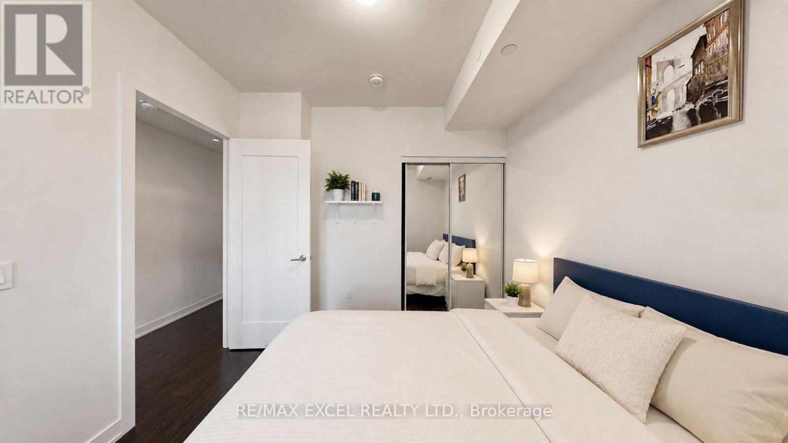 1010 - 330 Richmond Street W Property Photo 6