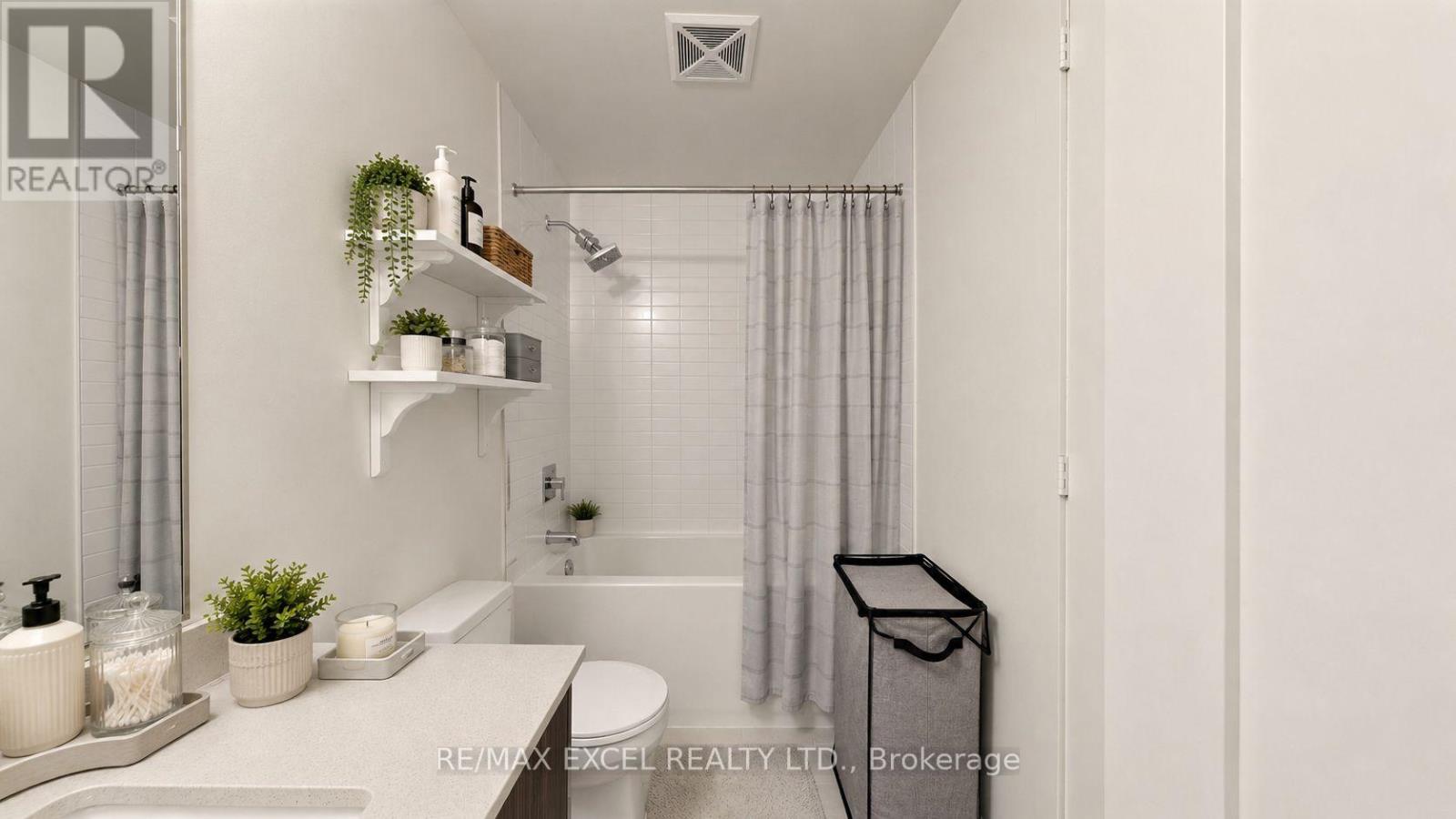 1010 - 330 Richmond Street W Property Photo 7