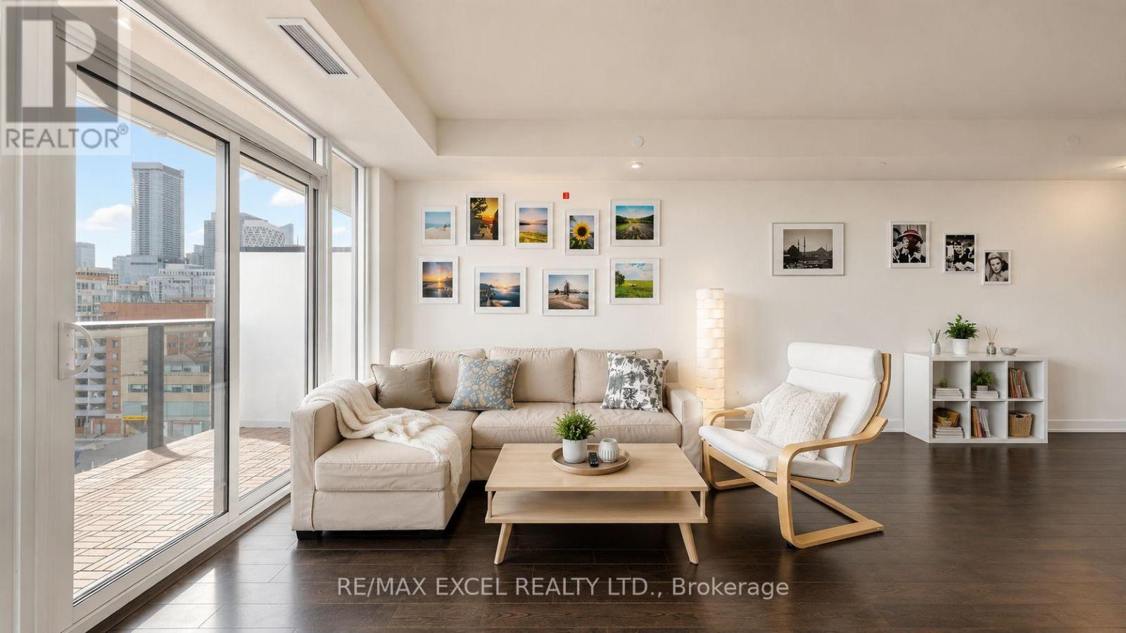 1010 - 330 Richmond Street W Property Photo 8