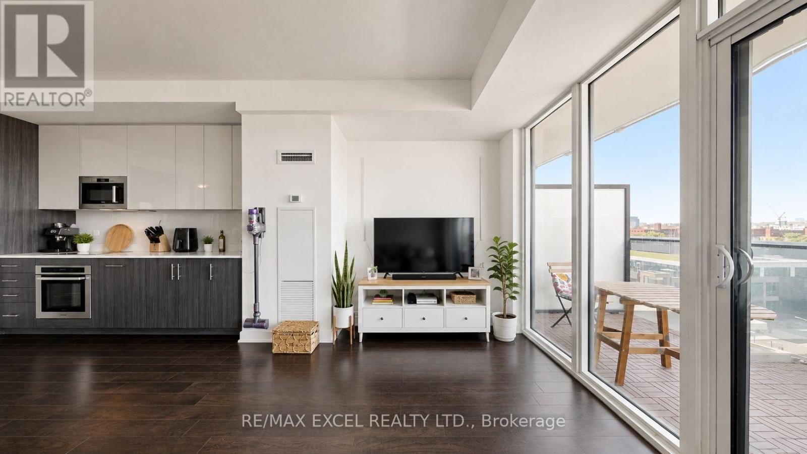 1010 - 330 Richmond Street W Property Photo 11