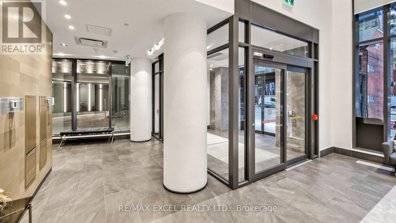 1010 - 330 Richmond Street W Property Photo 18