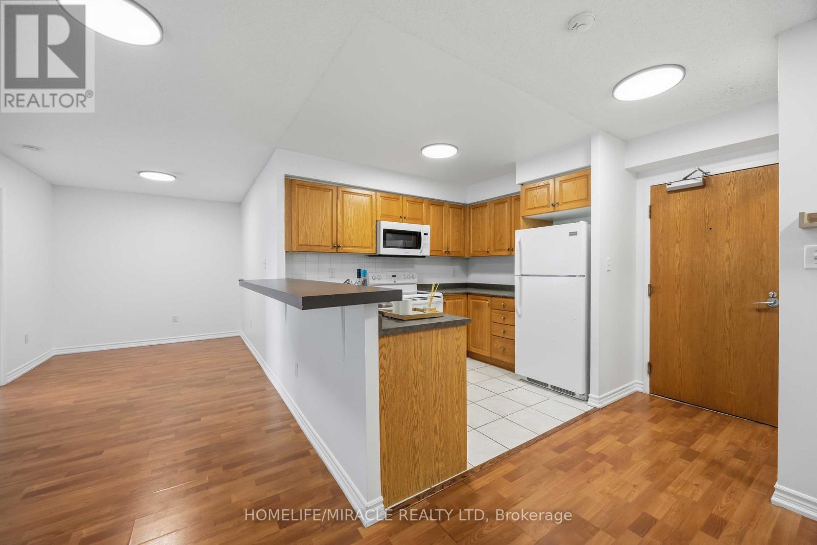 1010 - 7 Lorraine Drive Property Photo 7