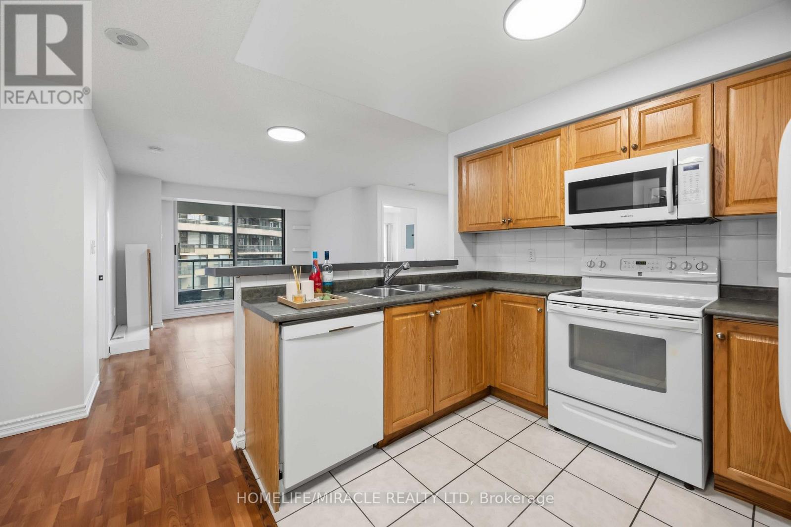1010 - 7 Lorraine Drive Property Photo 9