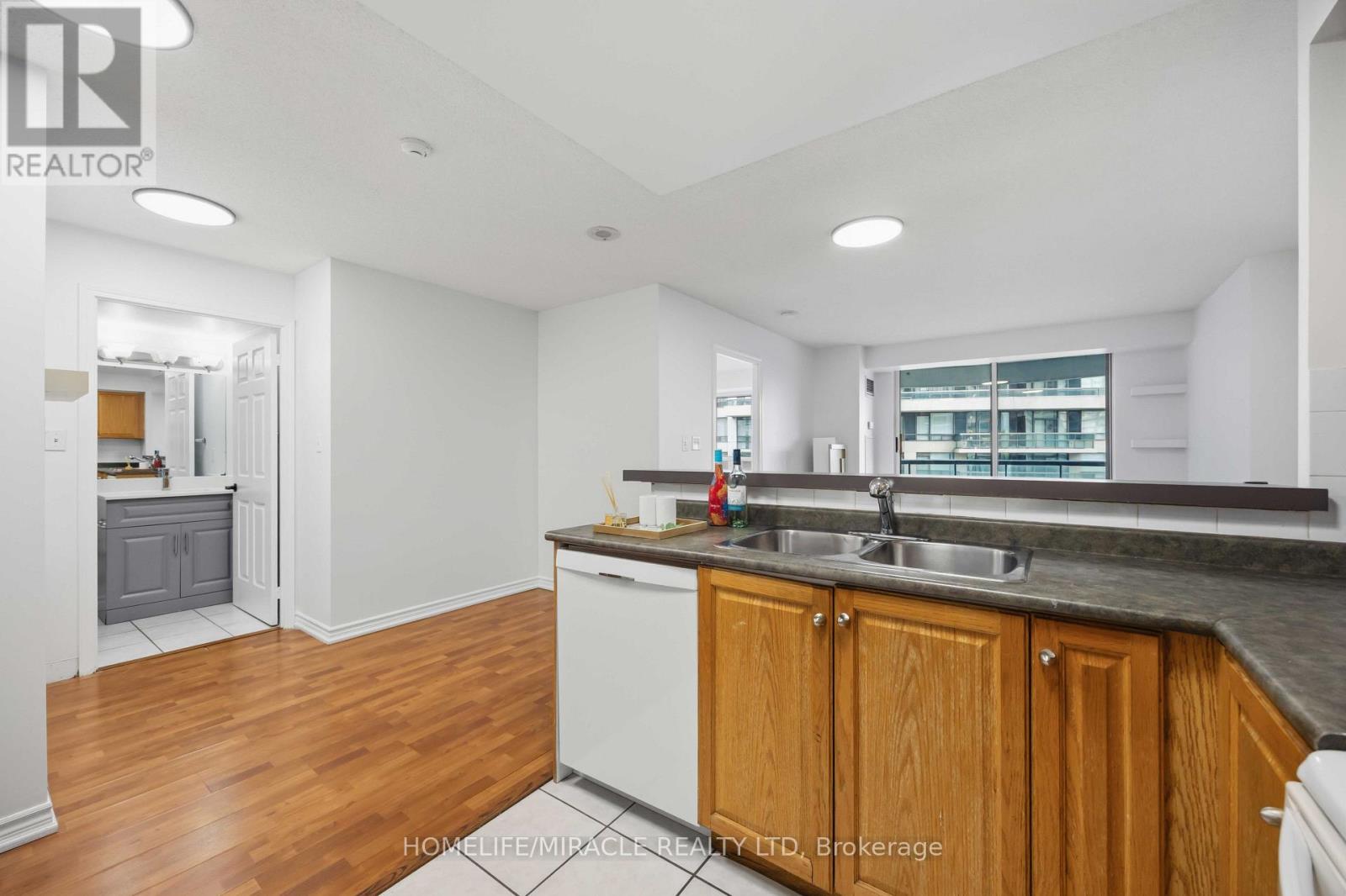 1010 - 7 Lorraine Drive Property Photo 10
