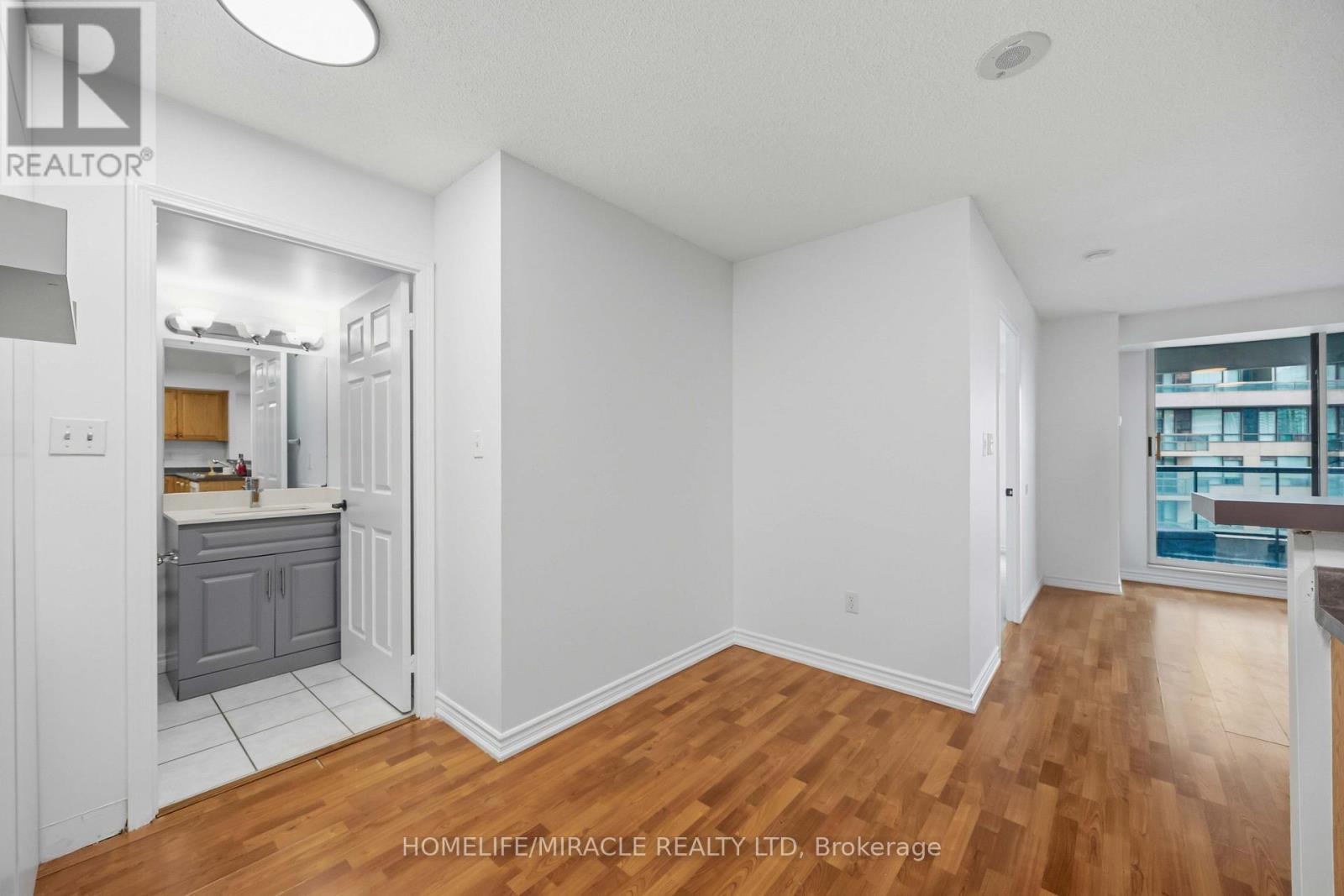 1010 - 7 Lorraine Drive Property Photo 14
