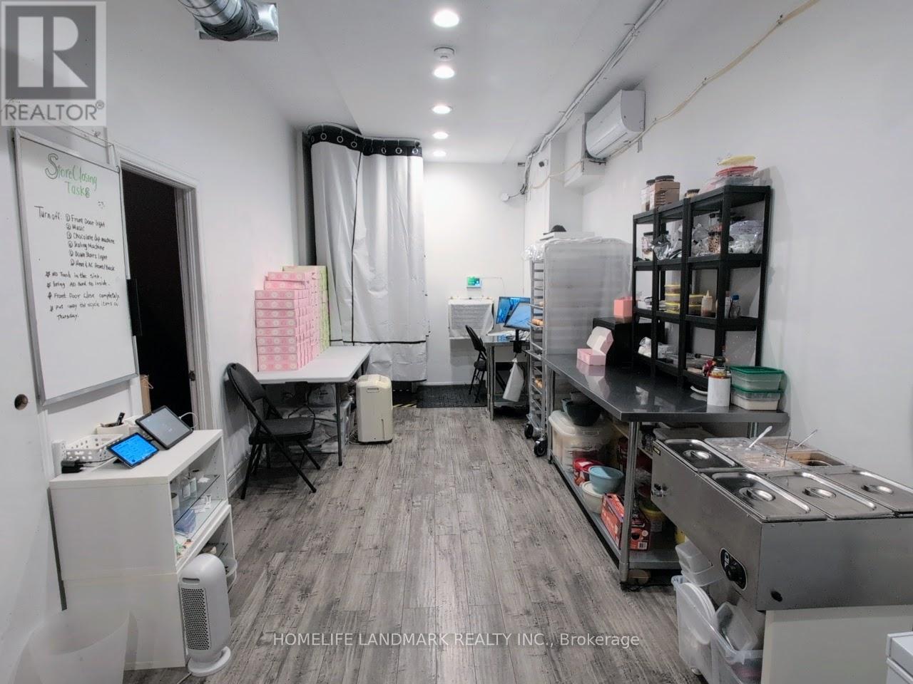 677 Queen Street W Property Photo 4