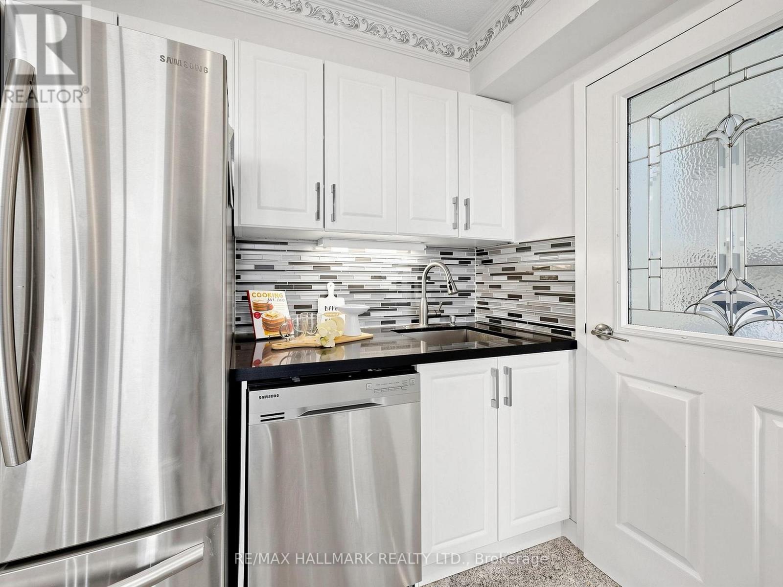 1609 - 5 Parkway Forest Drive Property Photo 8