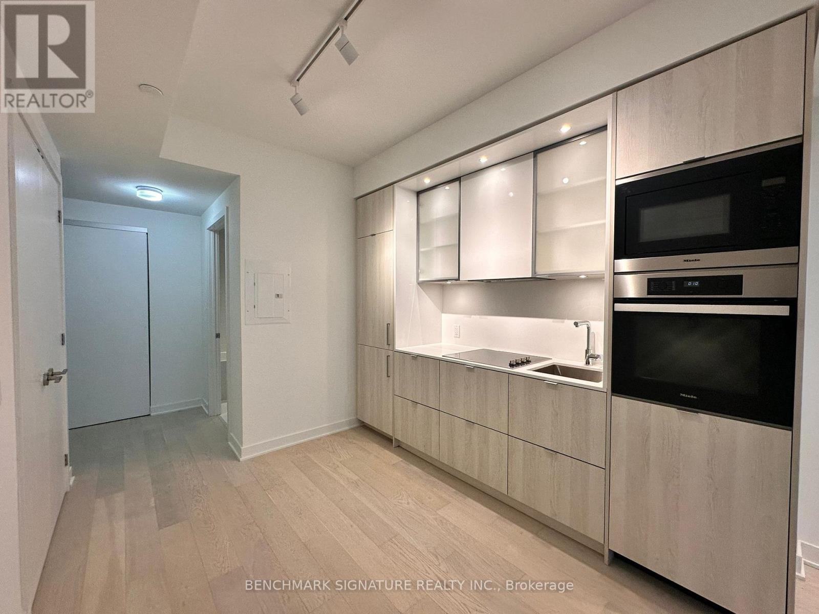 1208 - 11 Yorkville Avenue Property Photo 1
