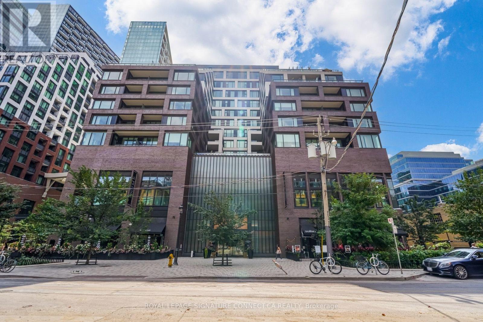 402 - 455 Wellington Street W Property Photo 1