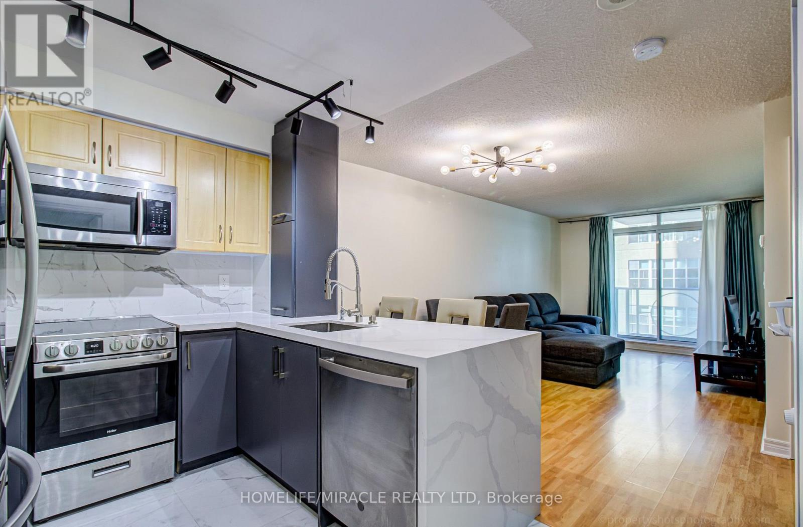 705 - 212 Eglinton Avenue Property Photo 1