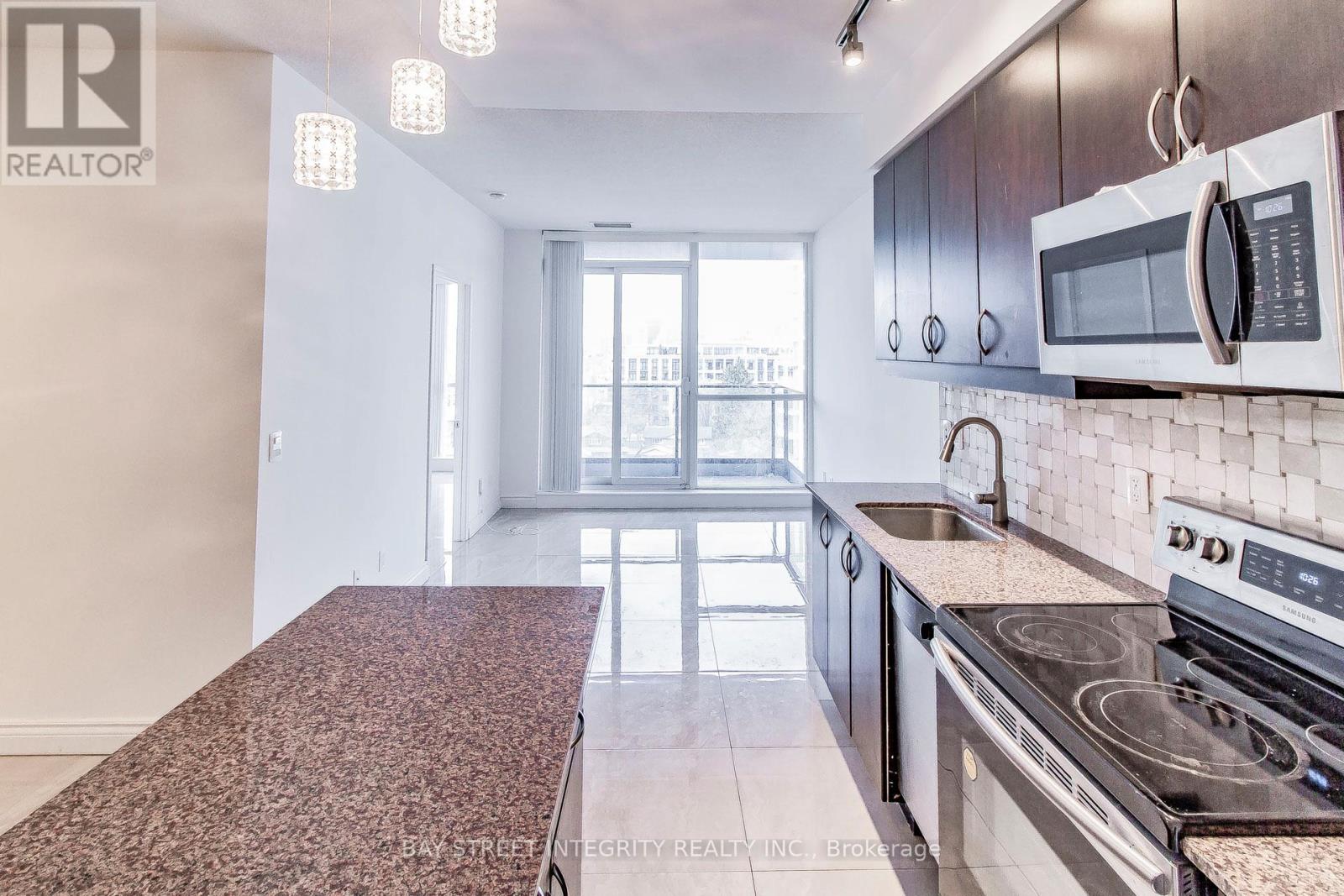 813 - 2885 Bayview Avenue Property Photo 1