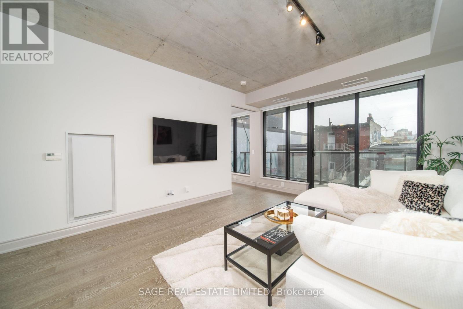 320 - 608 Richmond Street W Property Photo 4
