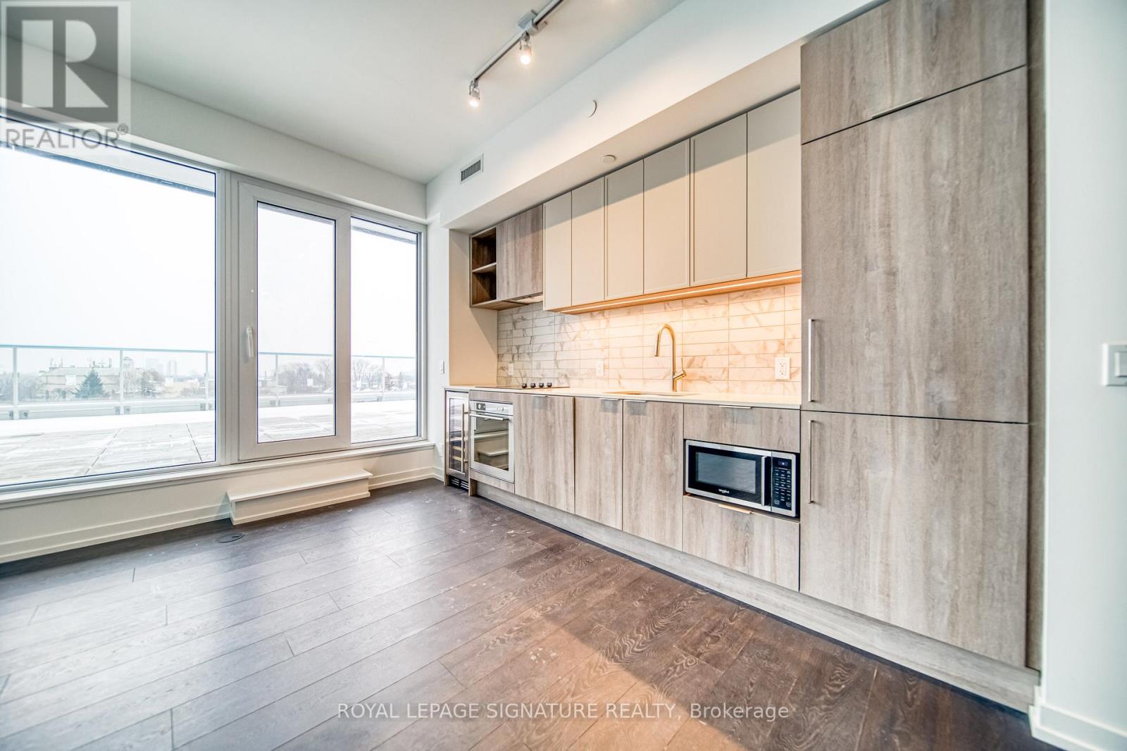 807 - 2020 Bathurst Street Property Photo 5