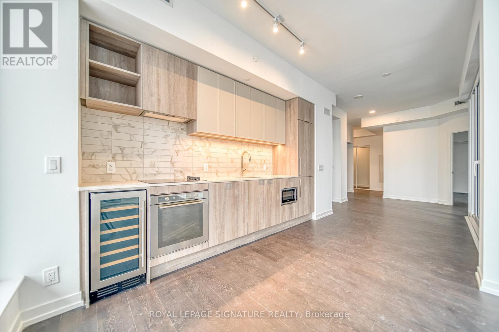 807 - 2020 Bathurst Street Property Photo 6
