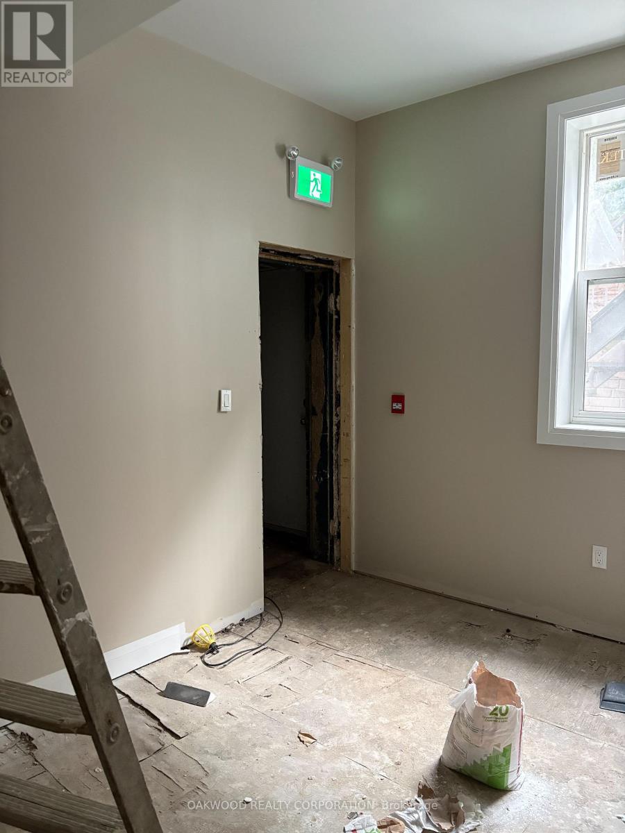 572 College Street Property Photo 9