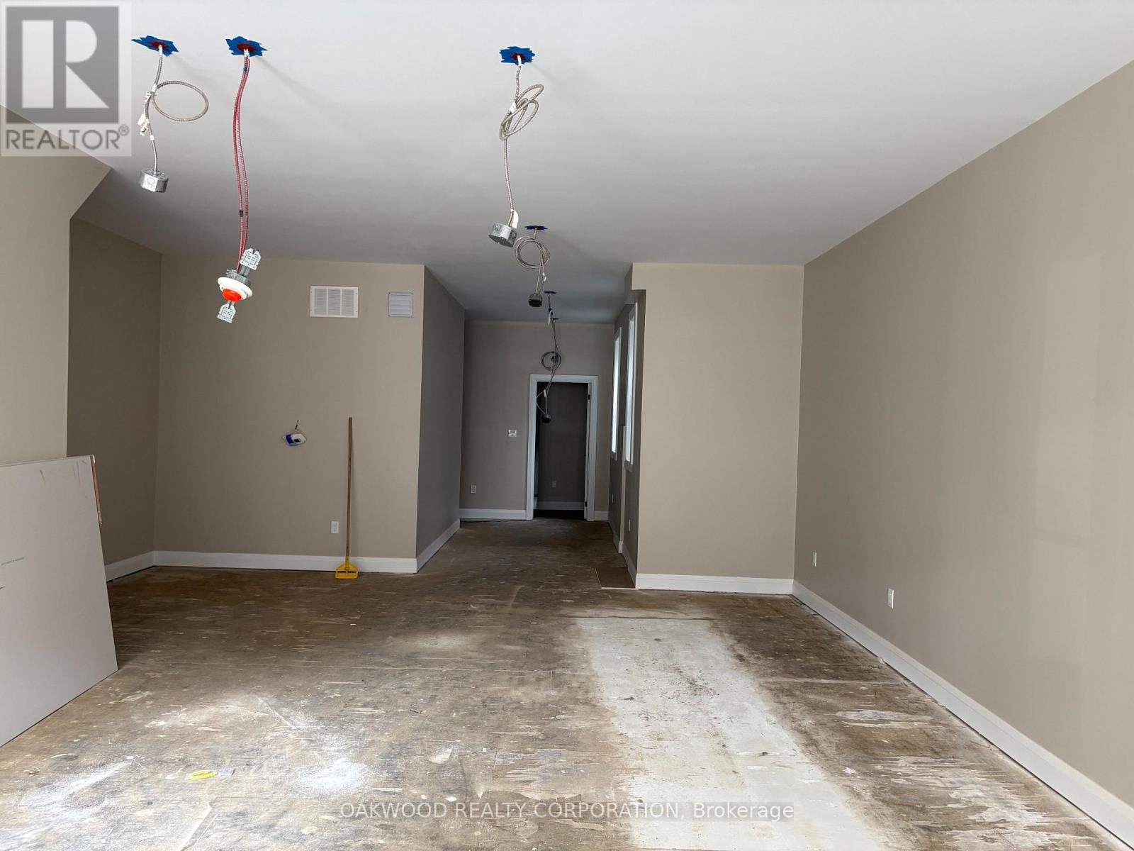 572 College Street Property Photo 11