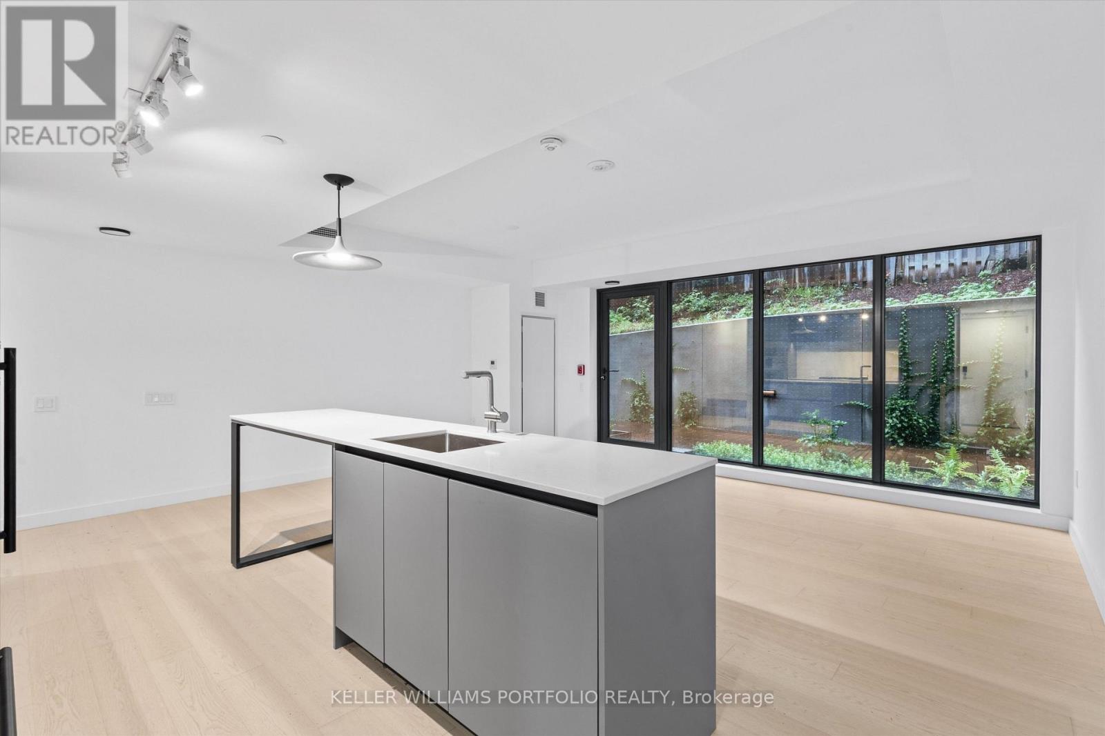Th09 - 1720 Bayview Avenue Property Photo 1
