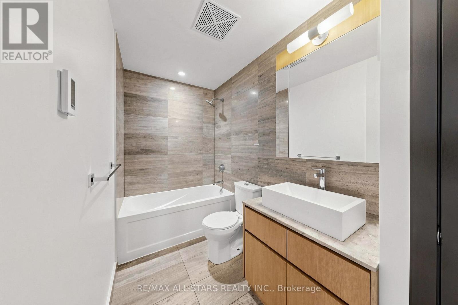 110 Fort York Boulevard Property Photo 18