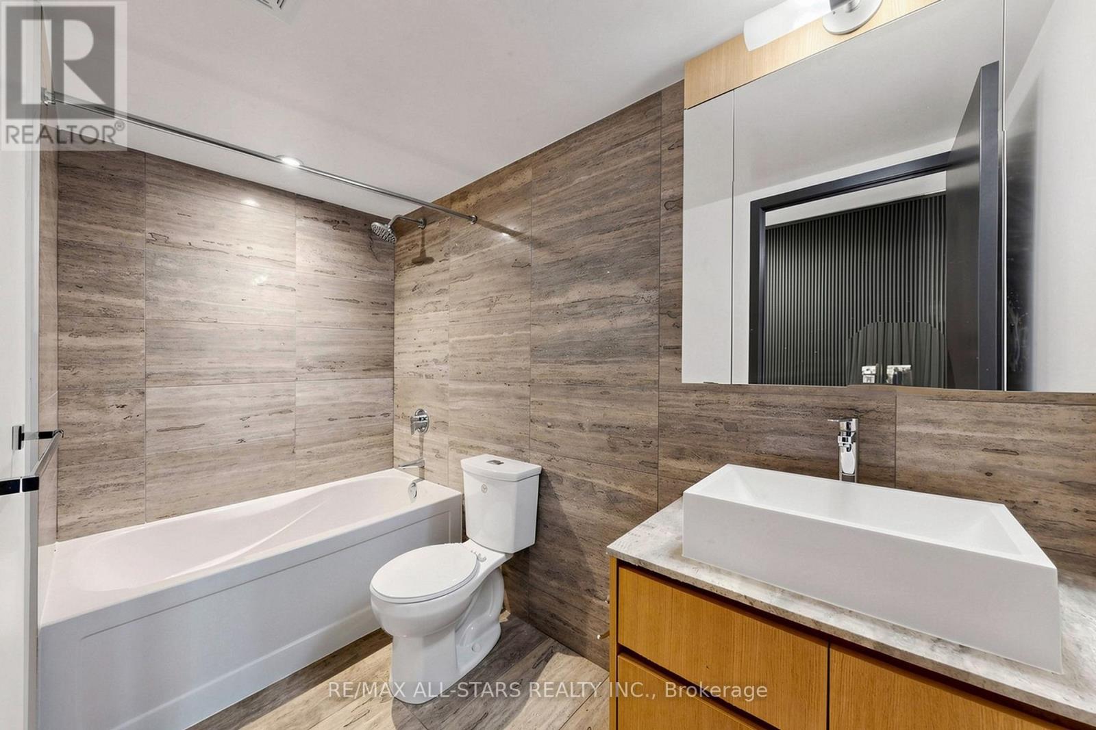 110 Fort York Boulevard Property Photo 24