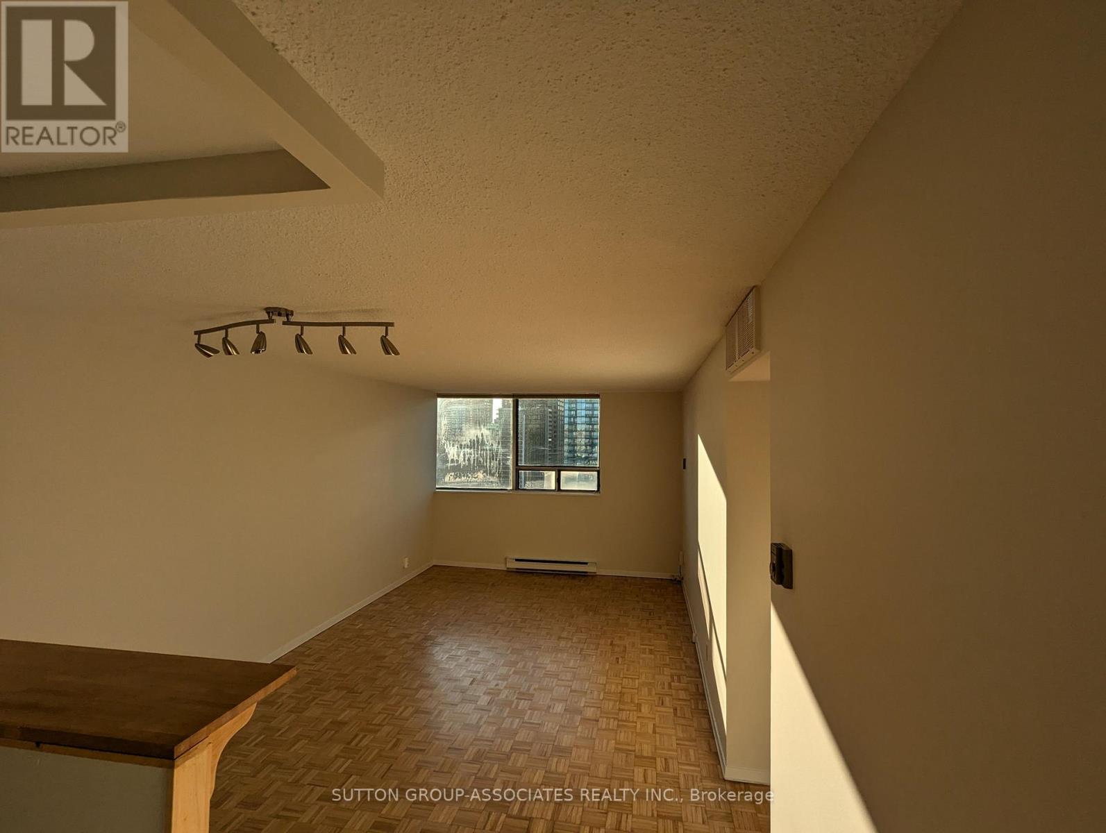 2004 - 914 Yonge Street Property Photo 3