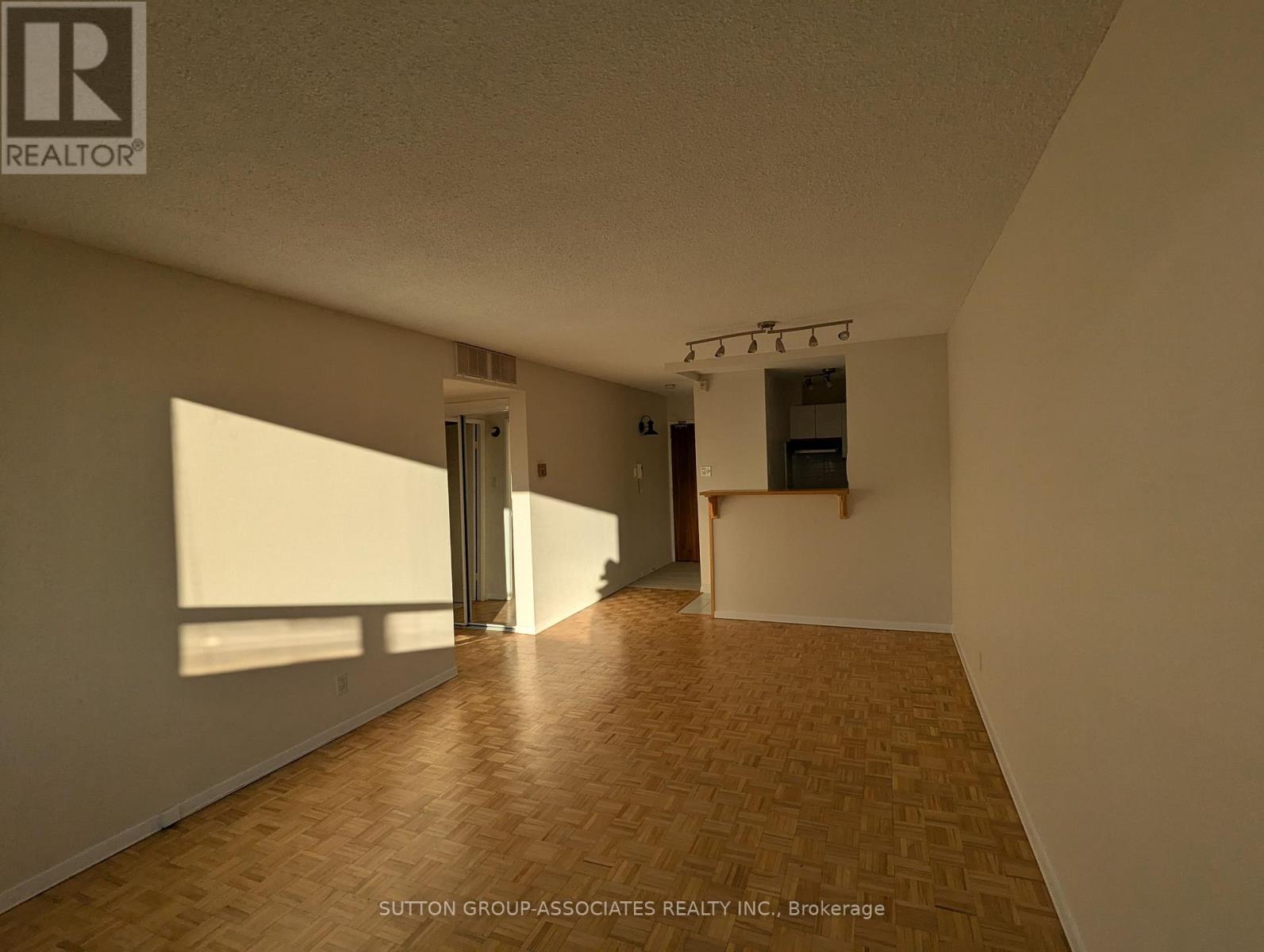 2004 - 914 Yonge Street Property Photo 4