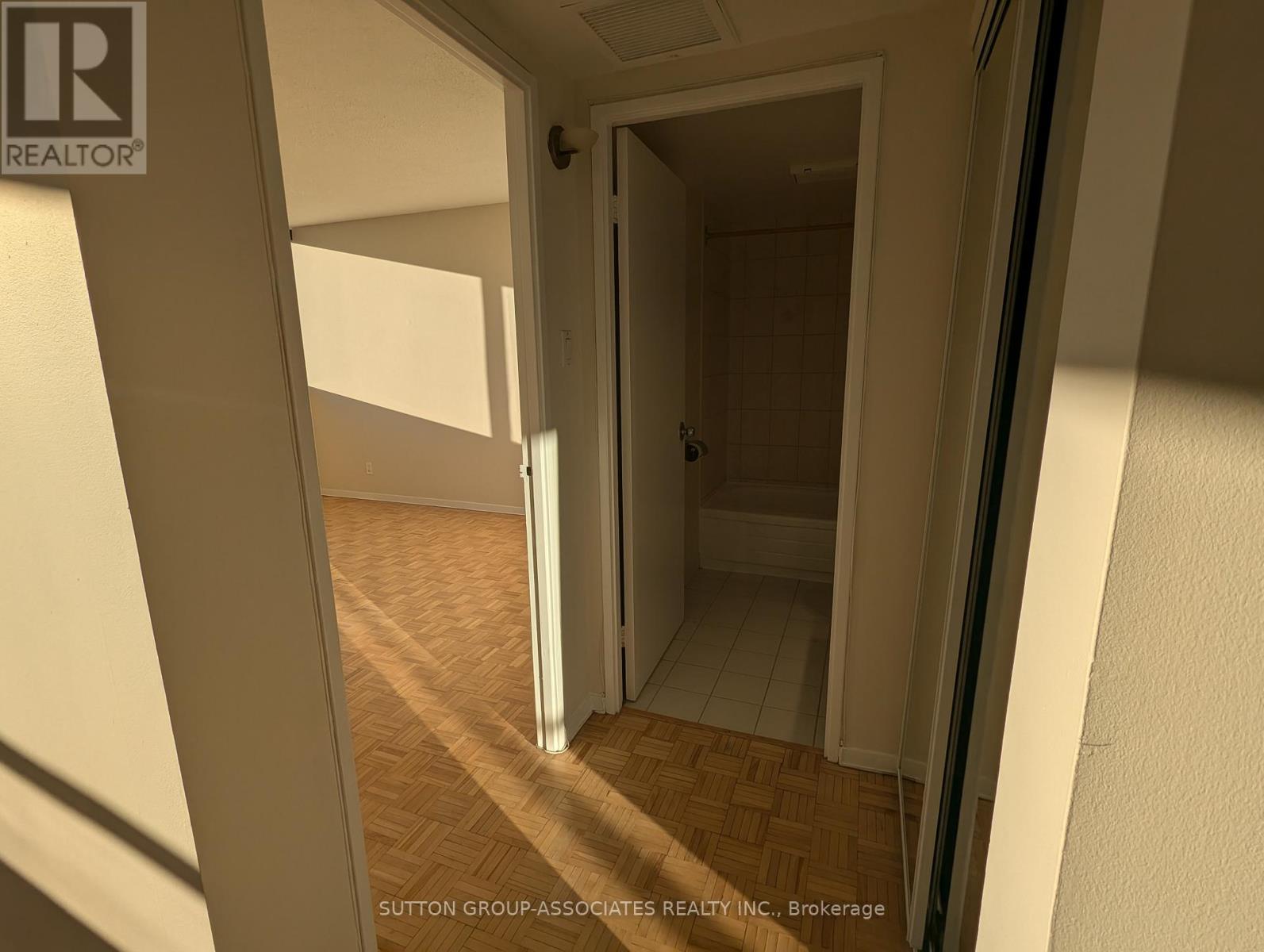 2004 - 914 Yonge Street Property Photo 5