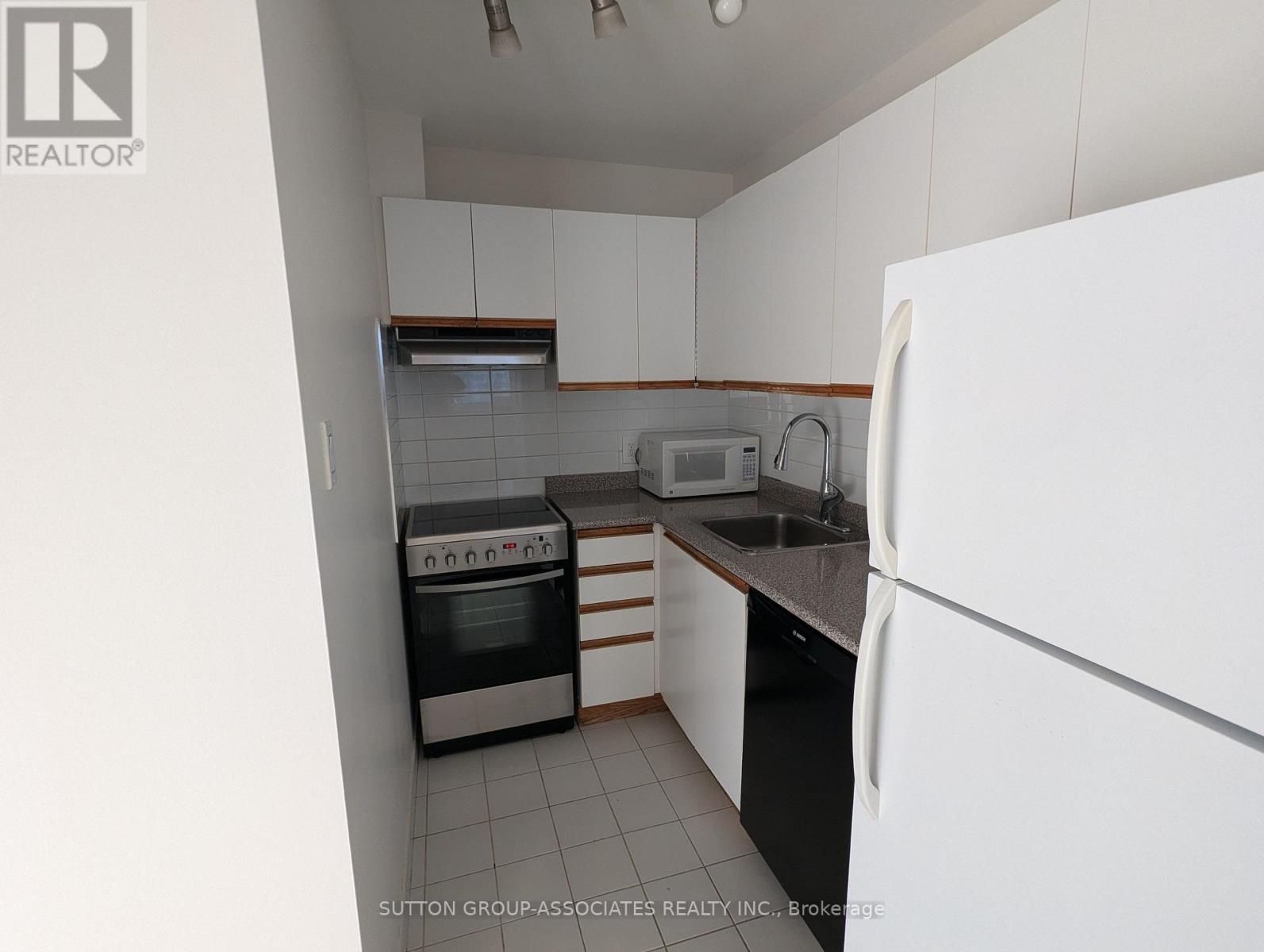 2004 - 914 Yonge Street Property Photo 6