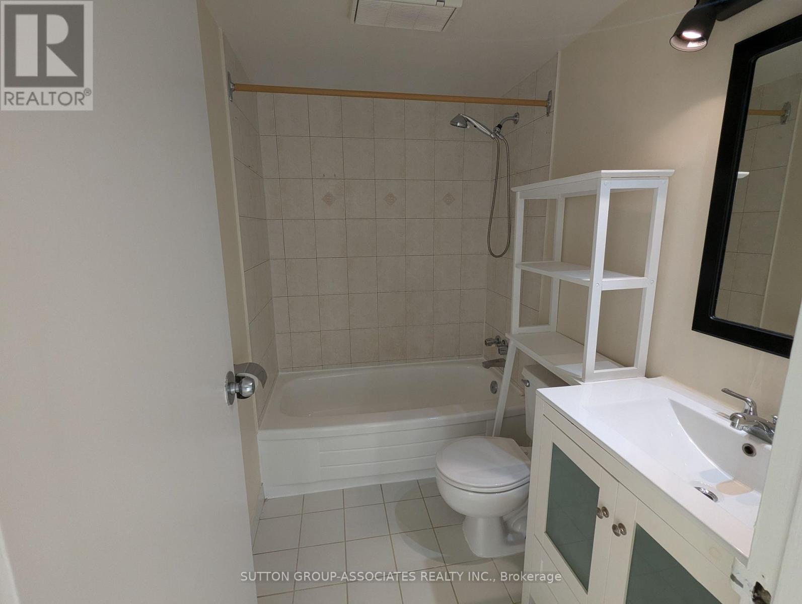 2004 - 914 Yonge Street Property Photo 7