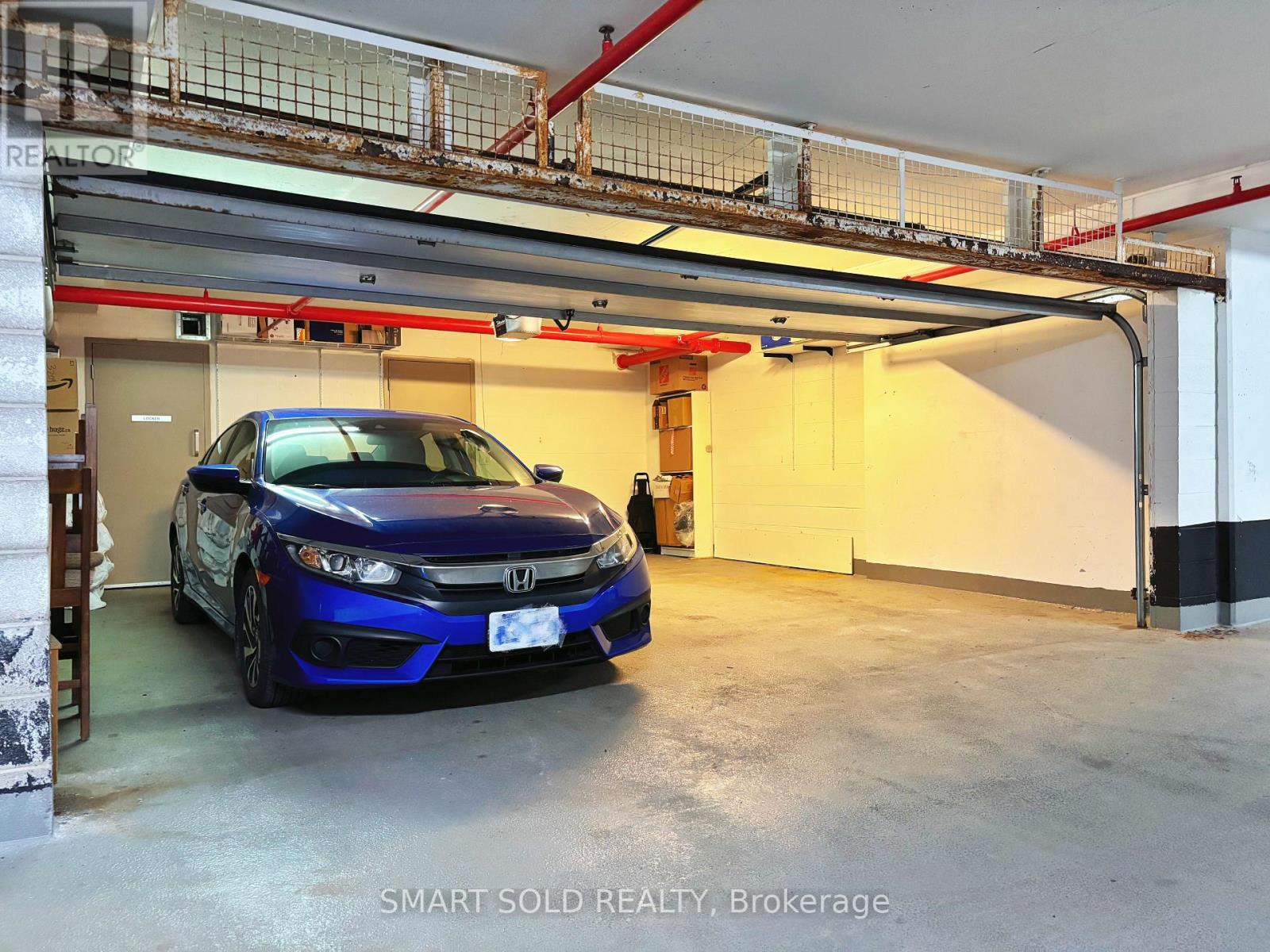 Parking - 763 Bay Street Photo de la propriété 1