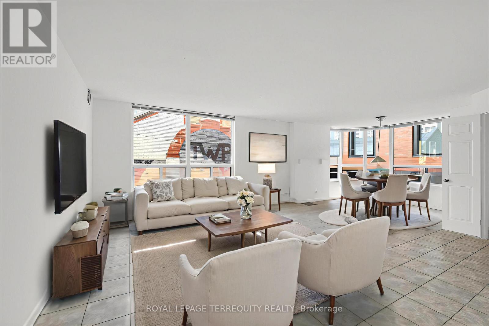 210 - 25 Maitland Street Property Photo 1