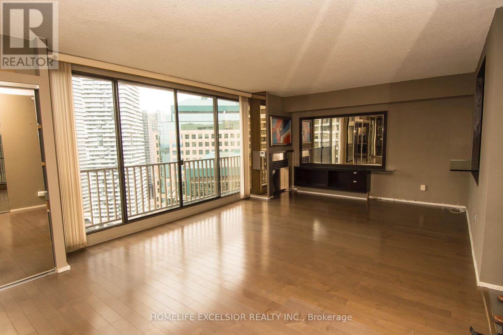 3227 - 33 Harbour Square Property Photo 4