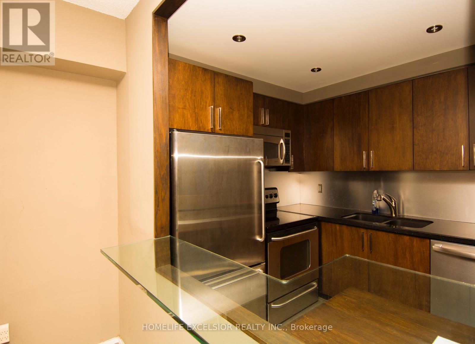 3227 - 33 Harbour Square Property Photo 7