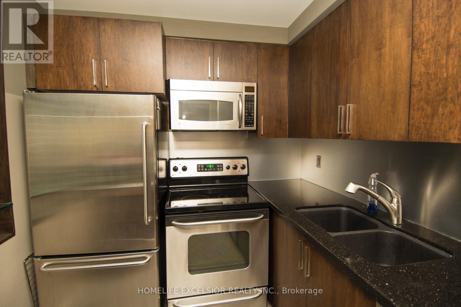 3227 - 33 Harbour Square Property Photo 8